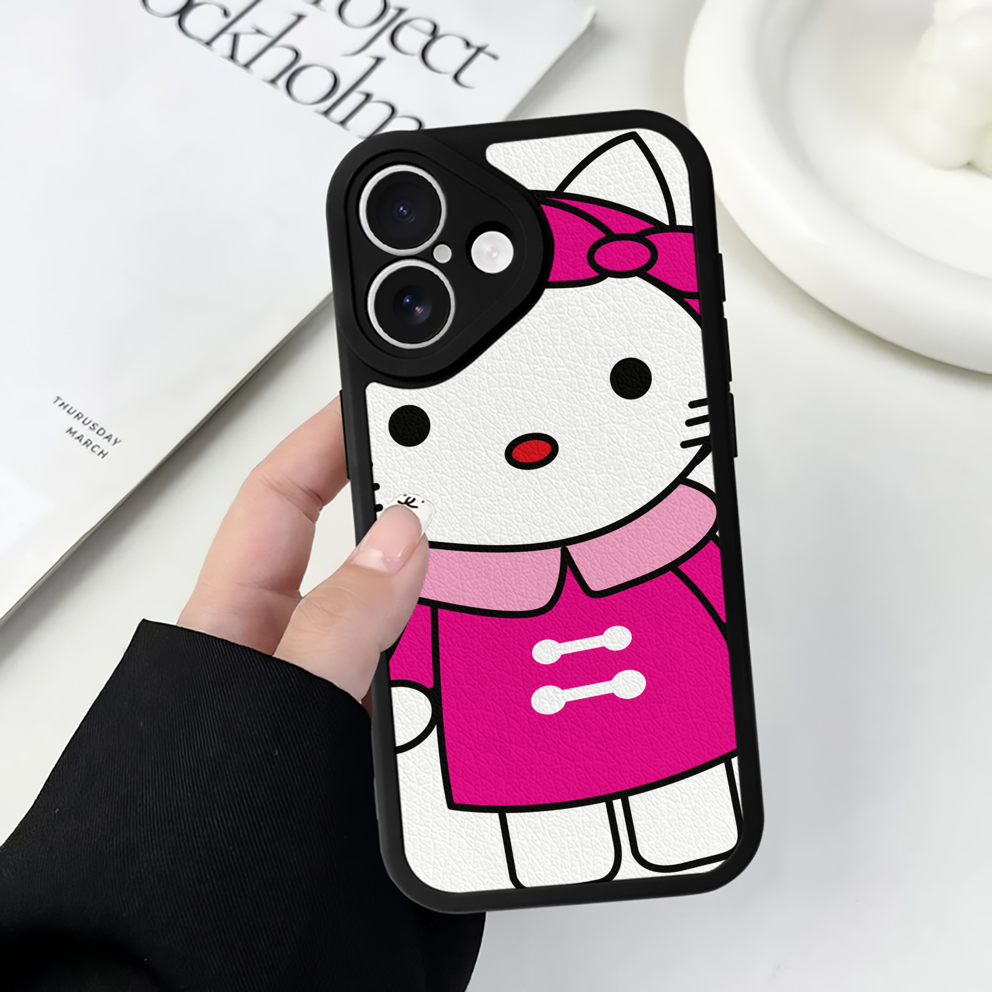 （画像用） Hello Kitty ハローキティ 【iPhone 16シリーズ対応】シリコンスマホケース（レザー調） 材質：シリコン